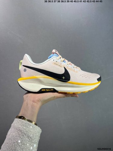 公司级Nike Reactx pegasus Trail 5 Next Nature 越野跑步鞋 登月兼顾迅疾外观和稳固脚感 后跟覆面和中足动态支撑巧妙融合 缔