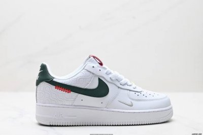 真标耐克Nike Air Force 1“07空军一号低帮百搭休闲运动板鞋。柔软、弹性十足的缓震性能和出色的中底设计，横跨复古与现代的外型结合，造就出风靡全球三
