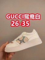 出口欧洲版古驰Gucci头层皮 Gucci古驰新款儿童休闲鞋 Size：26-35码 必入的大牌系列，经典古驰小蜜蜂系列。出口欧版，货不多卖一双少一双。 优质皮