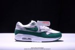230 公司级Nike Air Max 1 耐克气垫 缓震 耐磨运动鞋 鞋身材质均选择皮革 织物 麂皮多种材质覆盖 保证质感的前提下 层次感也相当不错 带有开窗