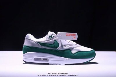 230 公司级Nike Air Max 1 耐克气垫 缓震 耐磨运动鞋 鞋身材质均选择皮革 织物 麂皮多种材质覆盖 保证质感的前提下 层次感也相当不错 带有开窗