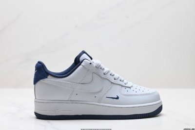 真标耐克nike Air Force 7空军一号低帮百搭休闲运动板鞋。柔软、弹性十足的缓震性能和出色的中底设计，横跨复古与现代的外型结合，造就出风靡全球三十多年