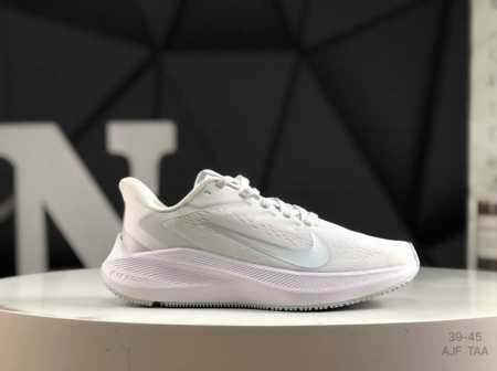 真标 耐克 Nike Zoom Winflo 7代轻质透气休闲运动跑步鞋。采用了后掌气垫 Air-Zoom 的设计，升级中底为Cushlon St，材质上更显得 - 点击图像关闭