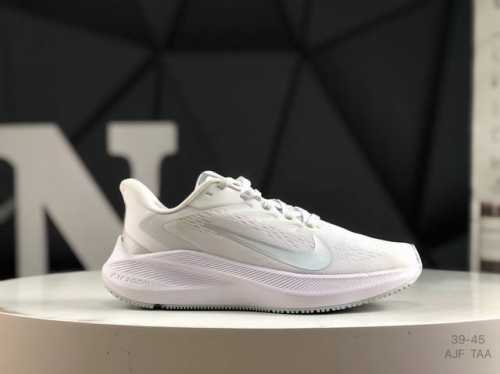 真标 耐克 Nike Zoom Winflo 7代轻质透气休闲运动跑步鞋。采用了后掌气垫 Air-Zoom 的设计，升级中底为Cushlon St，材质上更显得