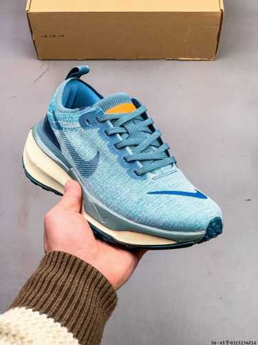 Nike Zoomx Invincible Run Fk 3机能风格 跑步鞋搭载柔软泡绵，在运动中为你塑就缓震脚感。设计灵感源自日常跑步者，提供稳固支撑力和非凡