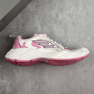 本地 核心私 Xa版 Balenciaga巴黎世家16代 Monday 其前卫的设计、夸张的体积和反光细节赋予其特别的轮廓 采用头层牛皮材质制成，带来良好脚感，