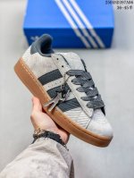 阿迪达斯 Adidas Adimatic 马蒂奇系列低帮复古鲨鱼面包鞋运动休闲滑板板鞋。整个鞋面由牛皮革制成，搭配品牌标志性大尺寸三条纹 Logo，超宽鞋带作为