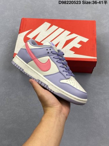 耐克Nike Dunk Low 板鞋 Sb系列经典百搭休闲运动板鞋加厚鞋舌的填充 使舒适性大大提升 同时也更方便穿脱中底部分则加入了脚感柔软舒适Zoomair气