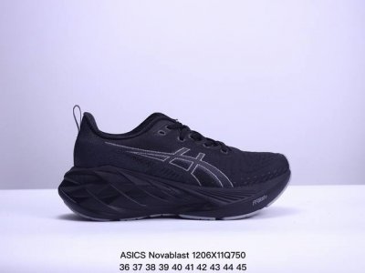 Asics亚瑟士 Novablast 4 轻量缓震透气休闲跑步鞋。相较上代最大的改变就是中底从前两代的ffblast升级到了ffblast+，初上脚的静态脚感不
