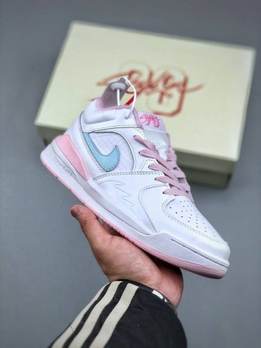 Air Jordan Stadium 9O Stadium 白兰粉 Jordan Stadium 90充满了对Tinkerhathield 原创设计的致敬，包括