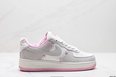 公司级耐克Nike Air Force 1“07Lx空军一号低帮百搭休闲运动板鞋。柔软、弹性十足的缓震性能和出色的中底设计，横跨复古与现代的外型结合，造就出风靡