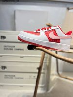 140 耐克 Nike Air Force 1 '07空军一号 中帮百搭休闲运动板鞋。柔软、弹性十足的缓震性能和出色的中底设计，横跨复古与现代的外型结合，造就出
