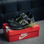 Nike Air Max 2013 舒适时尚耐磨透气 低帮跑步鞋运动鞋携时尚设计闪亮回归，出众有型。采用网眼布细节和运动风无缝覆面，助你保持清爽感受，塑就焕新造