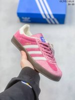 Adidas Originals Gazelle Indoor 阿迪达斯 低帮 粉红 T头鞋防滑耐磨轻便低邦板鞋男女同款 鞋身采用清新的红色作为主色调，搭配经典