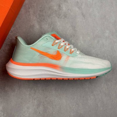 本地 核心私 耐克Nike Court Borough Low 2 Gs 登月跑鞋 登月39代 超轻网面跑步鞋 脚跟区域营造出色舒适度，而在鞋底部分，搭载全掌型