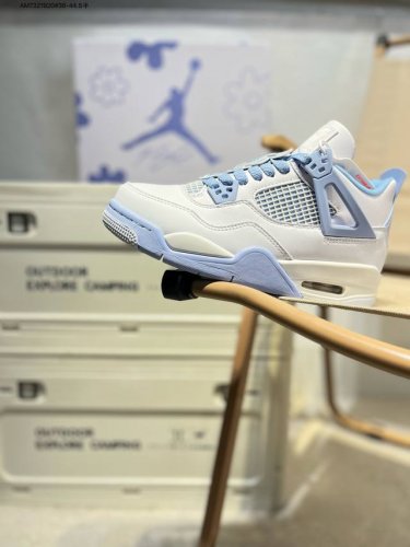 Air Jordan 4 Retro Forget Me Not Aj4 乔4母亲节 #配色鞋身通体采用灰白色皮革覆盖，通体以白色为主色调，搭配淡蓝色细节呈现，