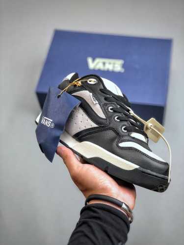 dime × Vans Rowley Xlt “ 新联名来了 ”Vans 再度携手 Dime 展开合作，对颇具辨识度的 Rowley Xlt 鞋型进行复刻，重塑