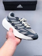 Adidas 新一代 压马路神鞋 的全新厚底跑鞋 Adizero Aruku 正式登场！ 兼具 Adizero 家族专业竞速的厚底鞋身造型，以及夺目的鲜明视觉设
