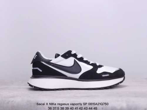 sacai X Nike Regasus Vaporrly Sp 华夫三代3.0走秀 ，鞋身材质由翻毛皮和透气网纱共同打造。熟悉的解构手法、重叠swoosh、双
