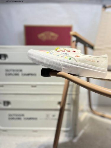 vanssk8-Low万斯范斯官方 经典复古休闲运动板鞋 高端支线原始硫化工艺 艺术来源于生活成为了Vans美学的个性潮流标志 代表着光和希望 让你变得更加明亮