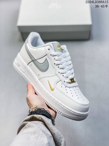 公司级带半码耐克Nike Air Force 1’07 Low空军一号低帮百搭休闲运动板鞋。柔软、弹性十足的缓震性能和出色的中底设计，横跨复古与现代的外型结合，