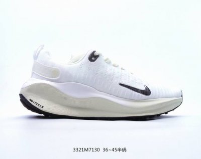 公司级nike Reactx Infinity Run 4 马拉松 轻量鞋面搭配位于足弓处的全新板带设计，细致包裹双脚，为nike飞马带来更稳固可靠的贴合感受。