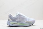 公司级Nike Vomero 18 耐克 舒适减震防滑 低帮跑步鞋 全掌Reactx泡绵中底 前掌和后跟还配备了Air Zoom气垫单元 据说跑起来更快更舒适哦