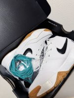 新色出 耐克Zoom科比1高帮复古篮球鞋 公司级首发带来更佳的包裹感受缓震材料中底 打造出众回弹体验带来非凡缓震效果 经典外底铸就强劲抓地力 尺码: 28-35