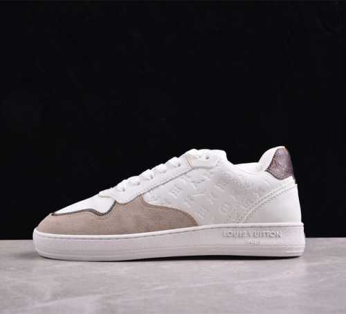 Lv 路易威登trainer Stadium系列 低帮休闲运动鞋小白鞋 原版购入开发 柔软牛皮革局部压印 Monogram 图案，再现复古设计风潮，独特鞋身字母