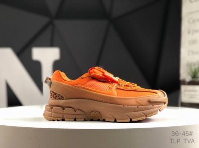 耐克 Nike Zoom Vomero Roam 马拉松复古跑五代休闲运动慢跑鞋 采用环保纤维革饰片组合网眼布鞋面材质 升级正确后跟Tpu加固 耐弯折热塑框架支
