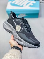 真标nike Air Zoom Winflo 25 网透面气 训跑练步鞋 该鞋款采用改良版网眼布和增加泡棉设计，专为驾驭耐力跑而设计，出色的缓震性能可助力你心无