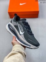 真标Nike Vomero 18 耐克 舒适减震防滑 低帮跑步鞋 全掌Reactx泡绵中底 前掌和后跟还配备了Air Zoom气垫单元 据说跑起来更快更舒适哦