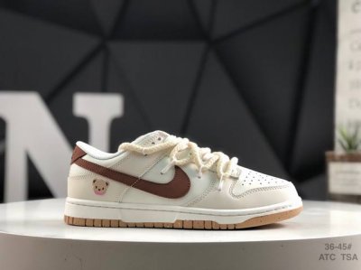 210 Nike Dunk Low 此款鞋采用近几年比较流行的版型设计，外观时尚大气。鞋底采用耐磨的材质，穿上它，让您在平时生活和工作中都会感觉到舒适的体验。