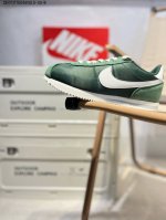 Nike Classic Cortez 全新配色 经典阿甘休闲跑步鞋 纯粹而执着的精神，使得Cortez种在了一代人的心里，无论是否喜欢它复古的鞋型，一双Nik
