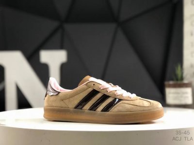 160 Adidas Originals Gazelle Indoor 棕色 此款鞋延续了橡胶外底和经典款式的传统。优质绒面革鞋面和标志性的3条纹采用明亮的对比