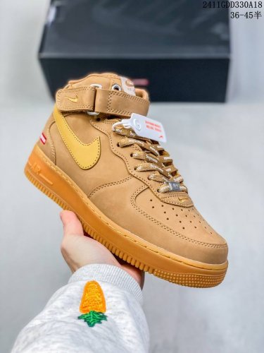 公司级带半码耐克nike Air Force 1‘07 空军一号低帮百搭休闲运动板鞋。柔软、弹性十足的缓震性能和出色的中底设计，横跨复古与现代的外型结合，造就出