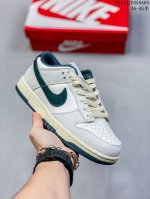 耐克Nike SB Dunk Low 扣篮系列复古低帮休闲运动滑板板鞋。采用脚感柔软舒适ZoomAir气垫，有效吸收滑板等极限运动在落地时带来的冲击力，为街头运