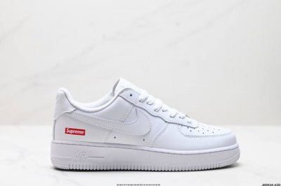 公司级耐克nike Air Force 7 空军一号低帮百搭休闲运动板鞋。柔软、弹性十足的缓震性能和出色的中底设计，横跨复古与现代的外型结合，造就出风靡全球三十