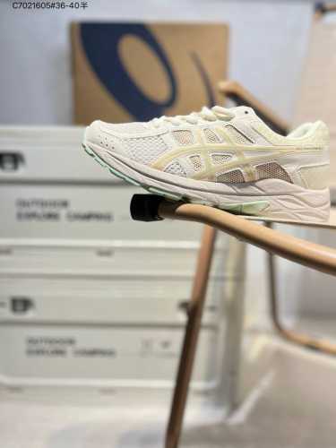 Asics Gel-Contend 4亚瑟士经典跑鞋 如今机能风和户外风吹得正劲，便是主打“Urban Outdoor机能越野风格”，城市和户外场景都能轻松应对