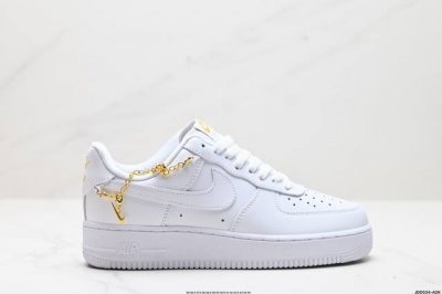 真标耐克Nike AIR FORCE 7 空军一号低帮百搭休闲运动板鞋。柔软、弹性十足的缓震性能和出色的中底设计，横跨复古与现代的外型结合，造就出风靡全球三十多