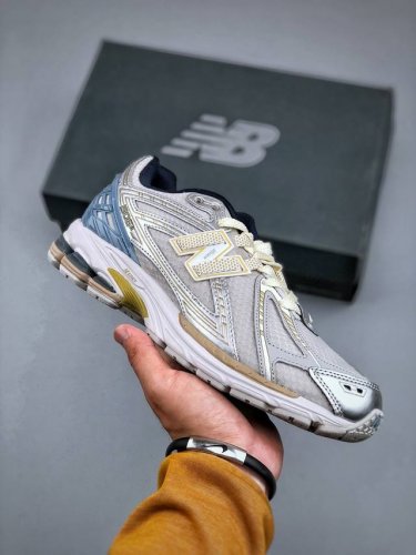 new Balance 1906系列复古老爹风休闲运动慢跑鞋 M1906Rkc #采用轻质牛剖革拼接透气网眼衬垫织物鞋面材质 T-Beam大底提供足步弓支撑，保