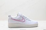 真标耐克Nike Air Force 1‘07空军一号低帮百搭休闲运动板鞋。柔软、弹性十足的缓震性能和出色的中底设计，横跨复古与现代的外型结合，造就出风靡全球三