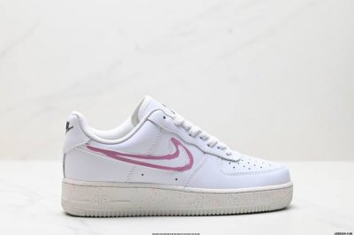 真标耐克Nike Air Force 1‘07空军一号低帮百搭休闲运动板鞋。柔软、弹性十足的缓震性能和出色的中底设计，横跨复古与现代的外型结合，造就出风靡全球三