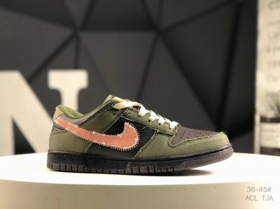 耐克 Nike Dunk Low 复古板鞋，尽情迈步，彰显个性风采。采用牛柔软皮革鞋面，经久耐穿，塑就如元年款 Dunk 般的复古质感。鞋头透气孔，搭配鞋口和鞋