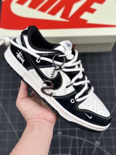 Stussy X Nk Dunk Low 斯图西-绑带米黑勾 Sb低帮休闲板鞋 #Stussy是源于美国的潮流品牌，音译为斯图西，融入当季流行元素，展示出原汁原