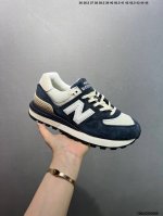 new Balance Nb5740系列 凭借多种严选的优质素材重塑出让人耳目一新又充满层次感的革新中低结构。为呼应90年代的巨大化潮流，鞋侧也点题采用了相应的