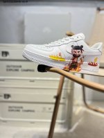 哪吒联名# 耐克 Nike Air Force 1 '07空军一号 百搭休闲运动板鞋。柔软、弹性十足的缓震性能和出色的中底设计，横跨复古与现代的外型结合，造就出