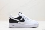 公司级耐克nike Air Force 1'07 空军一号低帮百搭休闲运动板鞋。柔软、弹性十足的缓震性能和出色的中底设计，横跨复古与现代的外型结合，造就出风靡全