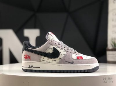140 耐克 Nike Air Force 1 ’07 空军一号低帮百搭休闲运动板鞋。柔软、弹性十足的缓震性能和出色的中底设计，横跨复古与现代的外型结合，造就出
