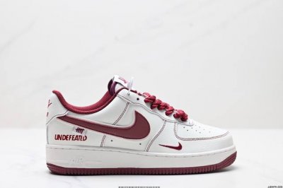 真标耐克Nike Air Force 1“07空军一号低帮百搭休闲运动板鞋。柔软、弹性十足的缓震性能和出色的中底设计，横跨复古与现代的外型结合，造就出风靡全球三